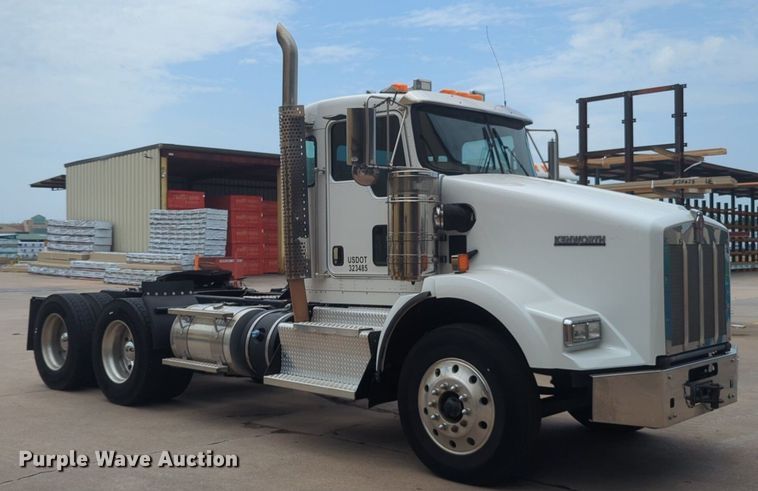 image for item NW9664 2016 Kenworth T800 semi truck