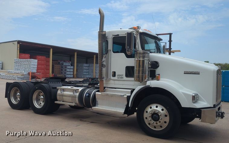 image for item NW9664 2016 Kenworth T800 semi truck