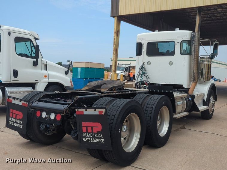 image for item NW9664 2016 Kenworth T800 semi truck