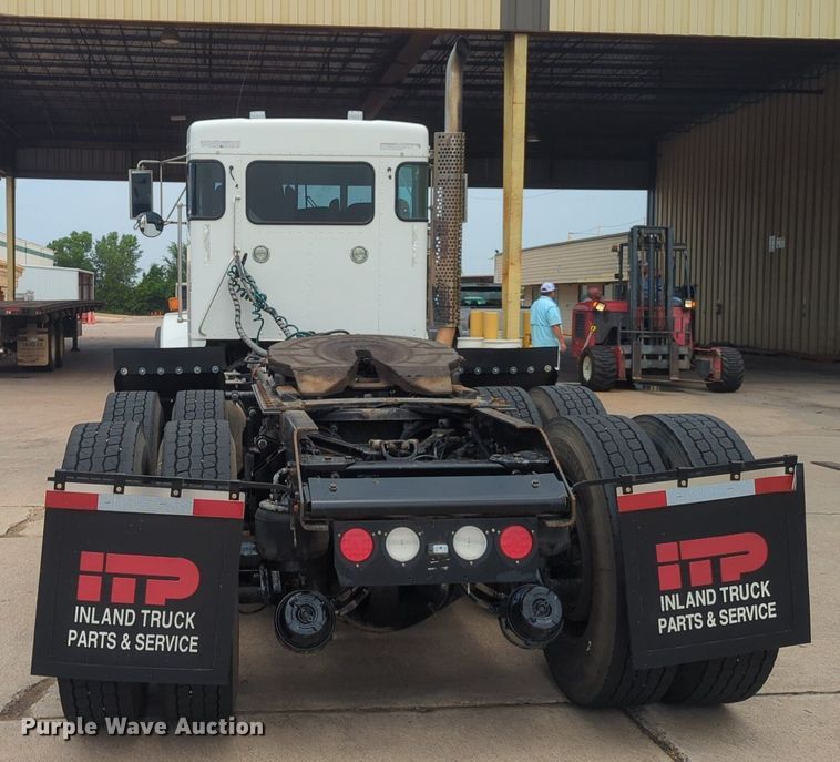 image for item NW9664 2016 Kenworth T800 semi truck