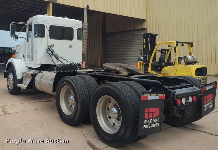 image for item NW9664 2016 Kenworth T800 semi truck