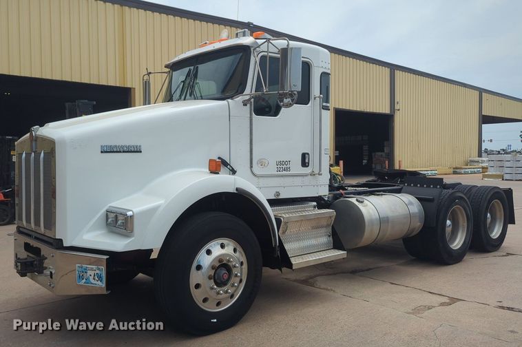 image for item NW9664 2016 Kenworth T800 semi truck
