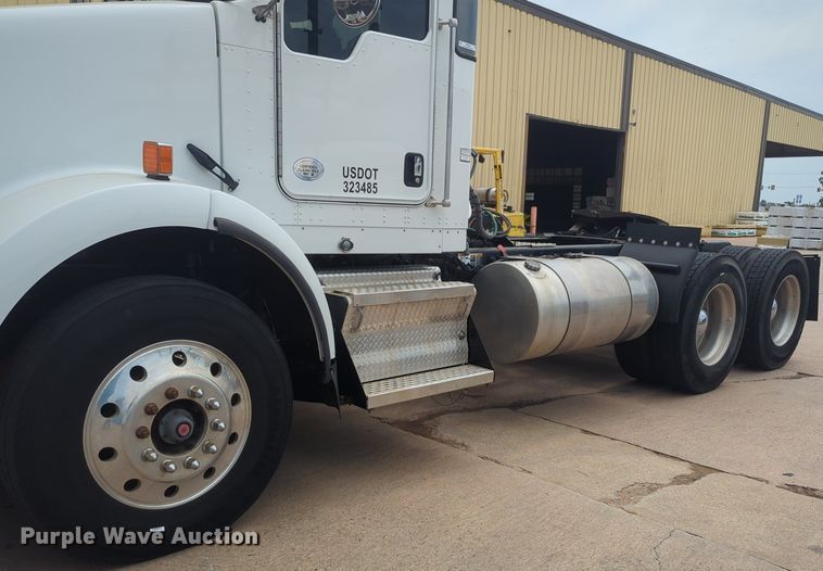 image for item NW9664 2016 Kenworth T800 semi truck