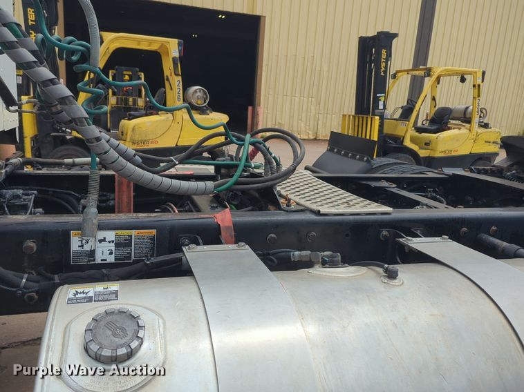 image for item NW9664 2016 Kenworth T800 semi truck