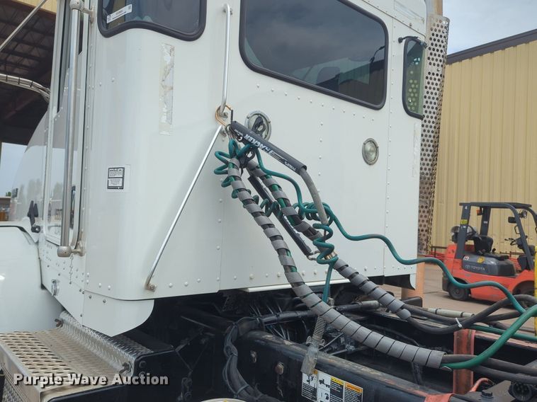 image for item NW9664 2016 Kenworth T800 semi truck