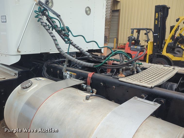 image for item NW9664 2016 Kenworth T800 semi truck