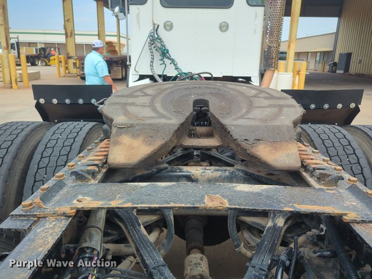 image for item NW9664 2016 Kenworth T800 semi truck