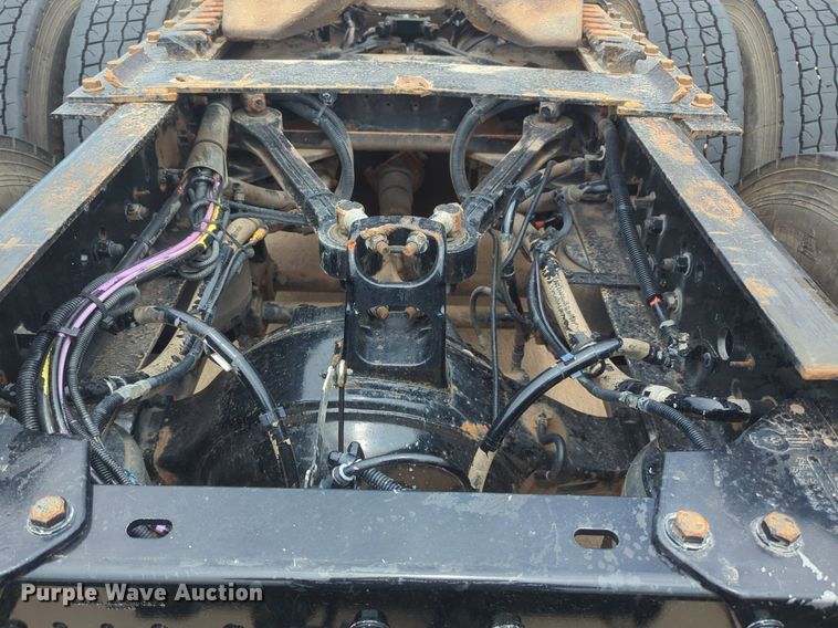 image for item NW9664 2016 Kenworth T800 semi truck