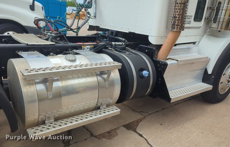 image for item NW9664 2016 Kenworth T800 semi truck