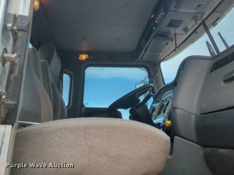 image for item NW9664 2016 Kenworth T800 semi truck