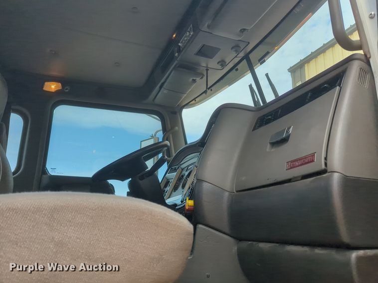 image for item NW9664 2016 Kenworth T800 semi truck