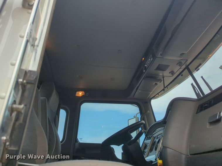 image for item NW9664 2016 Kenworth T800 semi truck