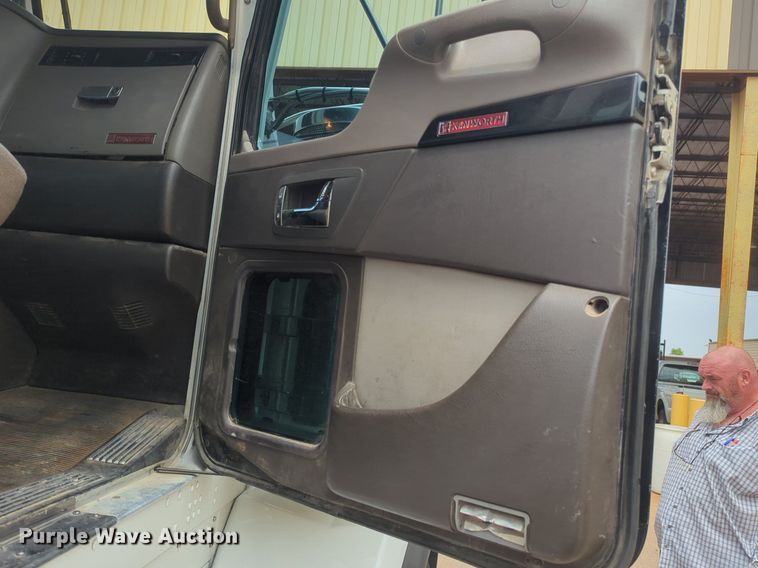 image for item NW9664 2016 Kenworth T800 semi truck