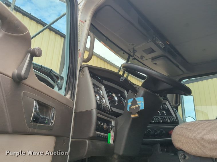 image for item NW9664 2016 Kenworth T800 semi truck