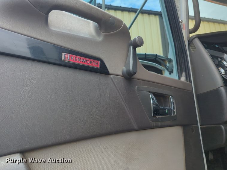 image for item NW9664 2016 Kenworth T800 semi truck