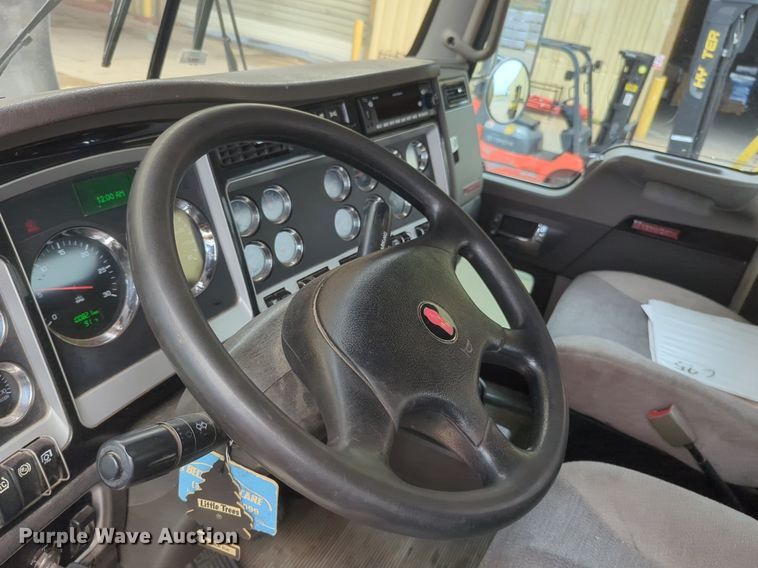 image for item NW9664 2016 Kenworth T800 semi truck