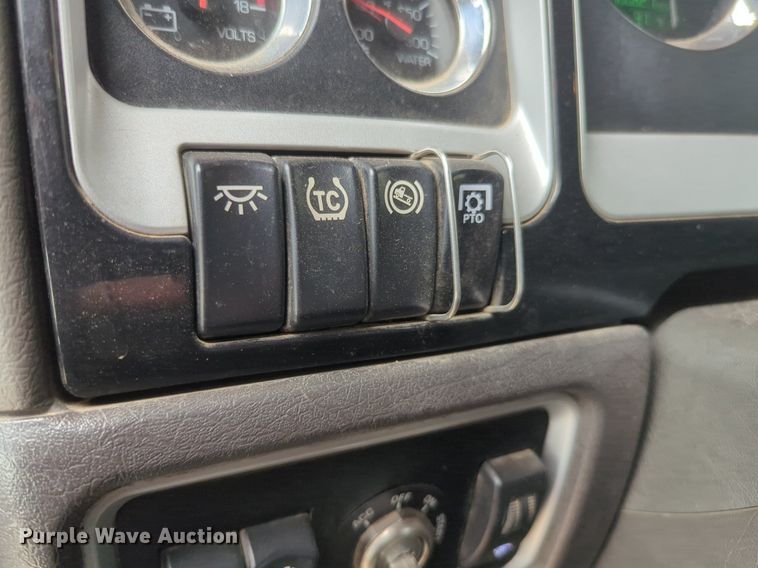 image for item NW9664 2016 Kenworth T800 semi truck