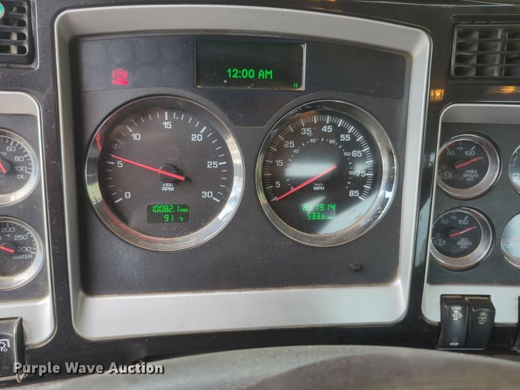 image for item NW9664 2016 Kenworth T800 semi truck