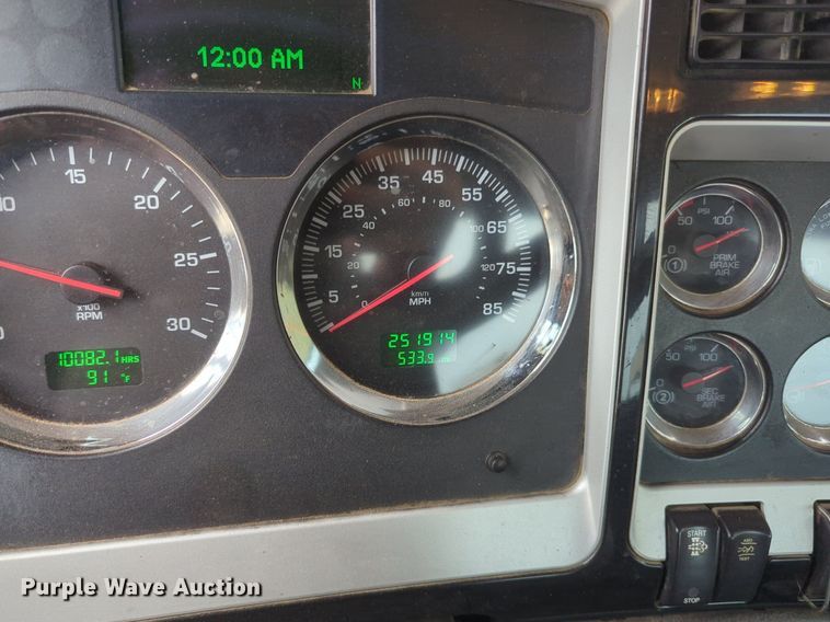 image for item NW9664 2016 Kenworth T800 semi truck