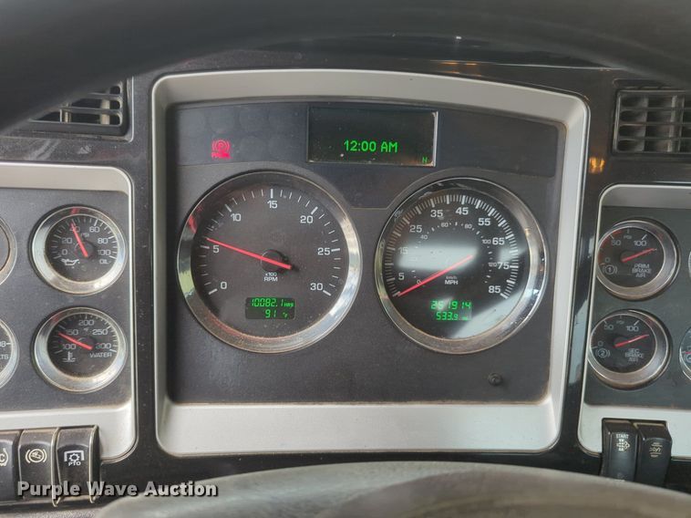 image for item NW9664 2016 Kenworth T800 semi truck