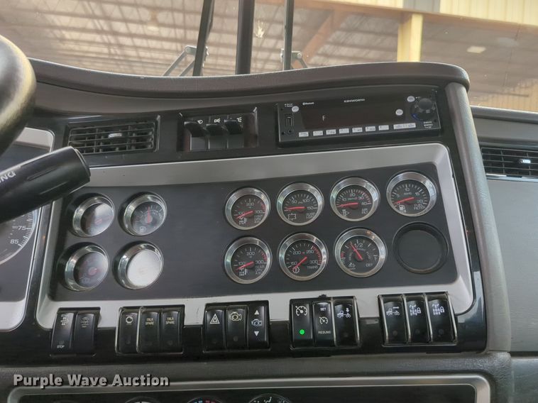 image for item NW9664 2016 Kenworth T800 semi truck