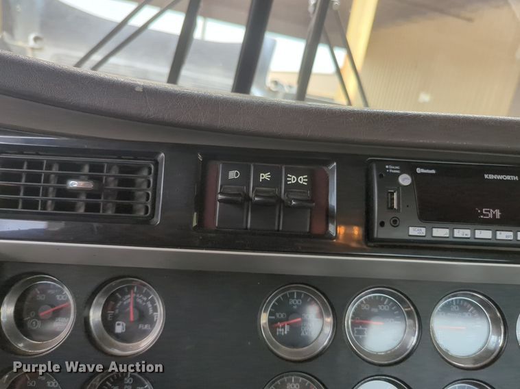 image for item NW9664 2016 Kenworth T800 semi truck