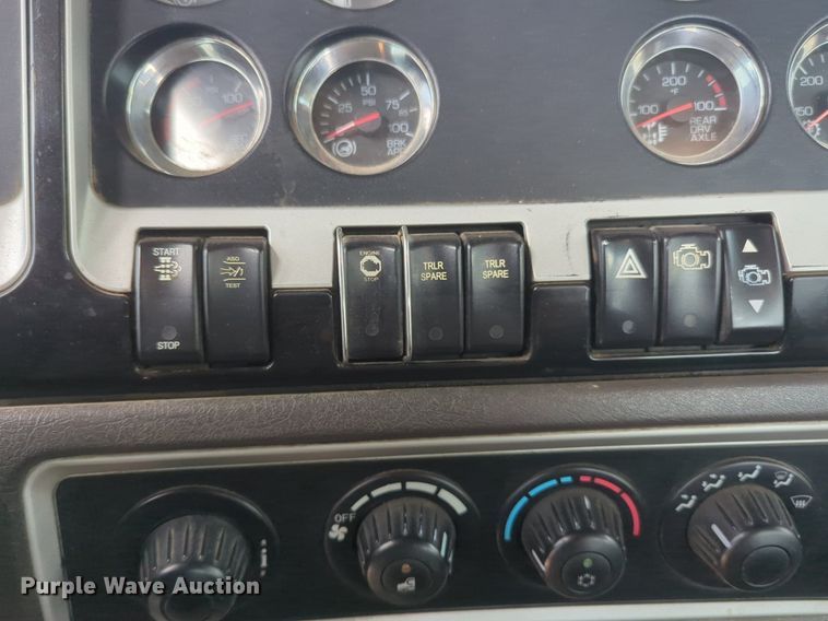 image for item NW9664 2016 Kenworth T800 semi truck