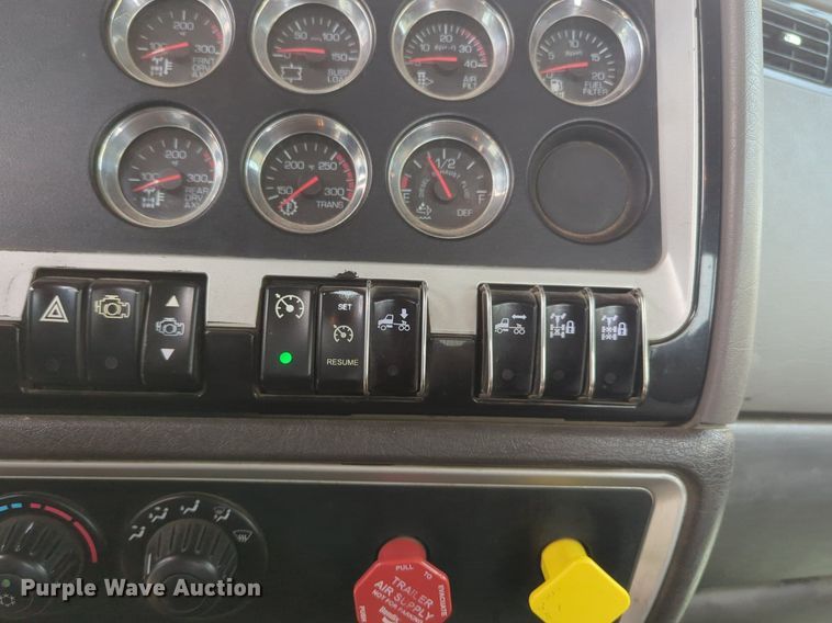 image for item NW9664 2016 Kenworth T800 semi truck