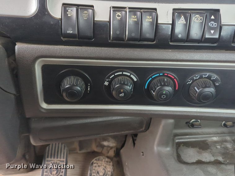 image for item NW9664 2016 Kenworth T800 semi truck