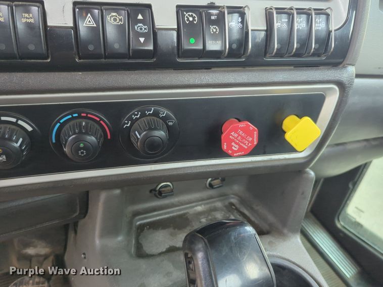 image for item NW9664 2016 Kenworth T800 semi truck