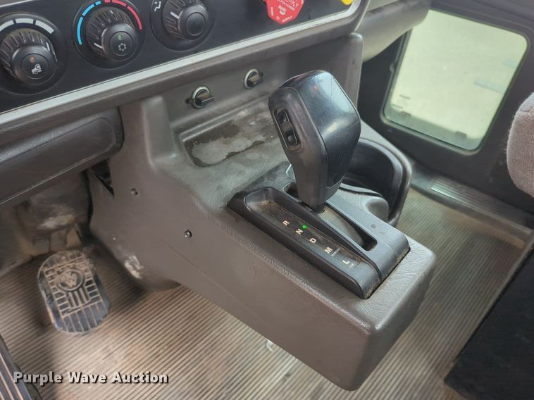 image for item NW9664 2016 Kenworth T800 semi truck