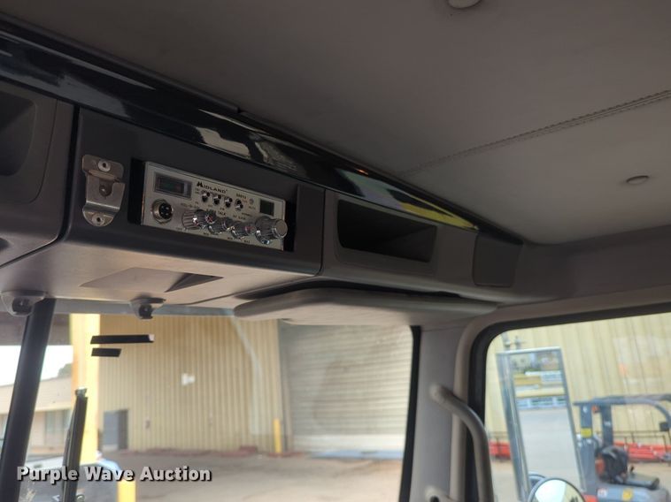 image for item NW9664 2016 Kenworth T800 semi truck