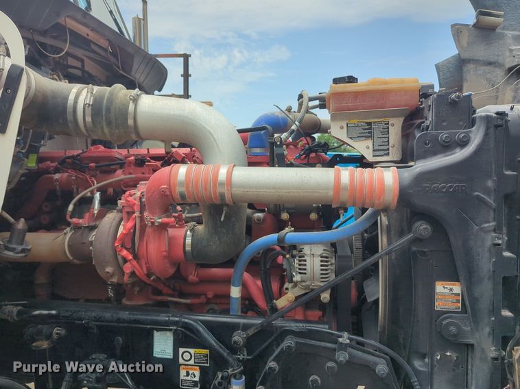 image for item NW9664 2016 Kenworth T800 semi truck