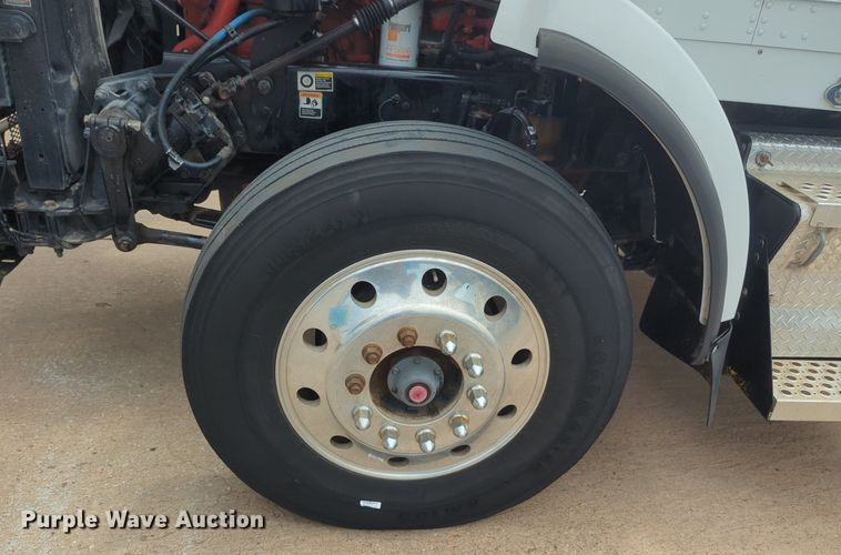 image for item NW9664 2016 Kenworth T800 semi truck