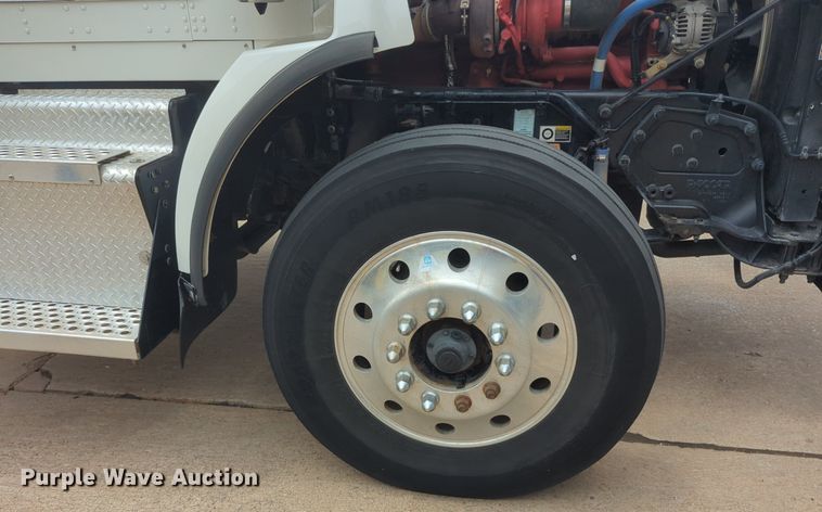 image for item NW9664 2016 Kenworth T800 semi truck