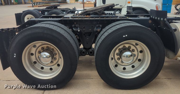 image for item NW9664 2016 Kenworth T800 semi truck