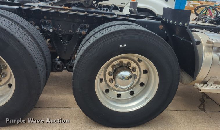 image for item NW9664 2016 Kenworth T800 semi truck