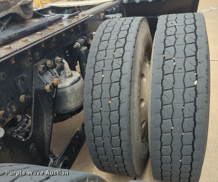 image for item NW9664 2016 Kenworth T800 semi truck