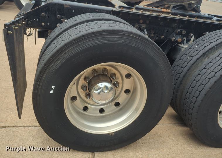 image for item NW9664 2016 Kenworth T800 semi truck