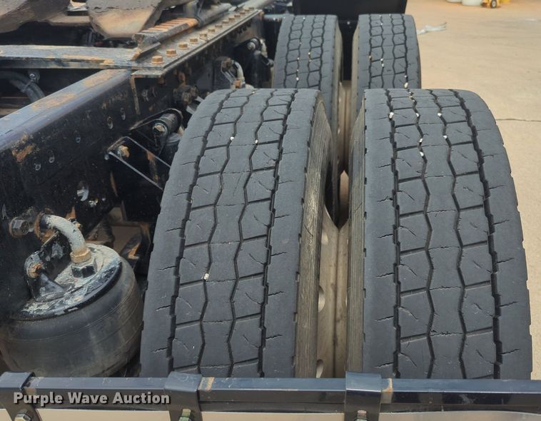 image for item NW9664 2016 Kenworth T800 semi truck