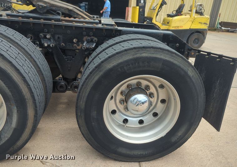 image for item NW9664 2016 Kenworth T800 semi truck