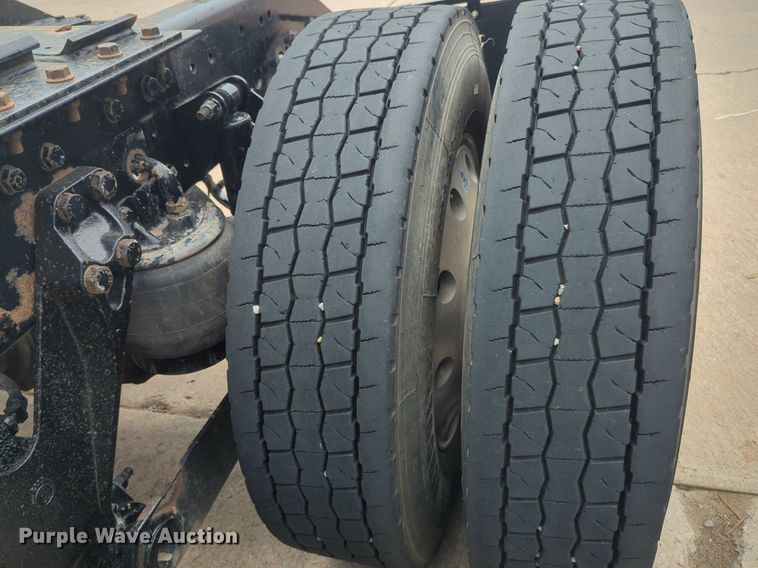 image for item NW9664 2016 Kenworth T800 semi truck