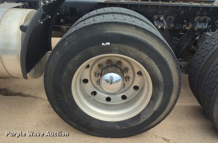 image for item NW9664 2016 Kenworth T800 semi truck