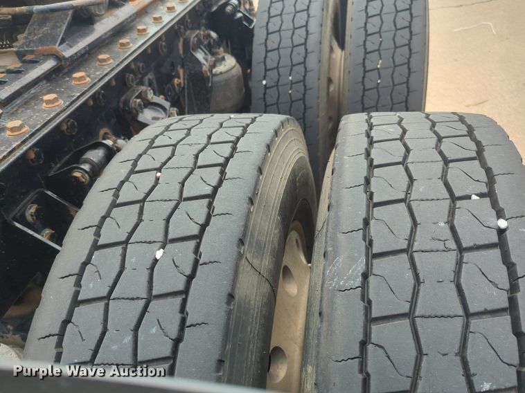 image for item NW9664 2016 Kenworth T800 semi truck