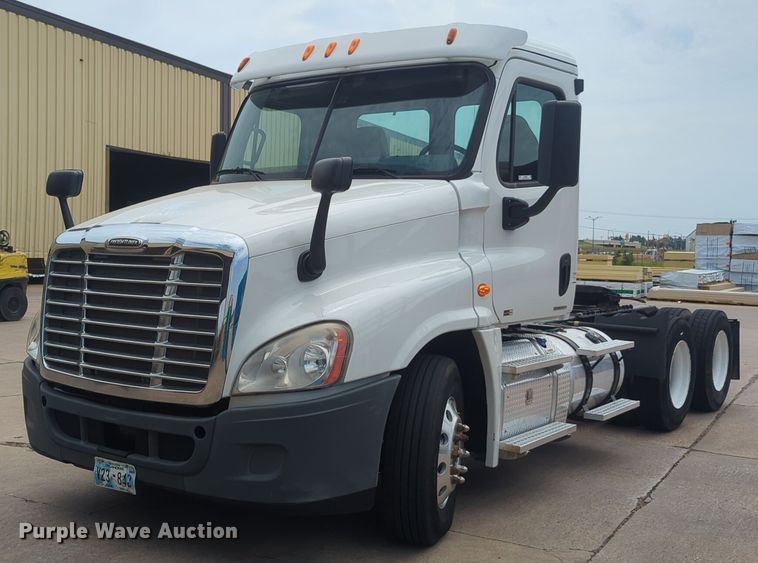 image for item NW9665 2012 Freightliner Cascadia semi truck