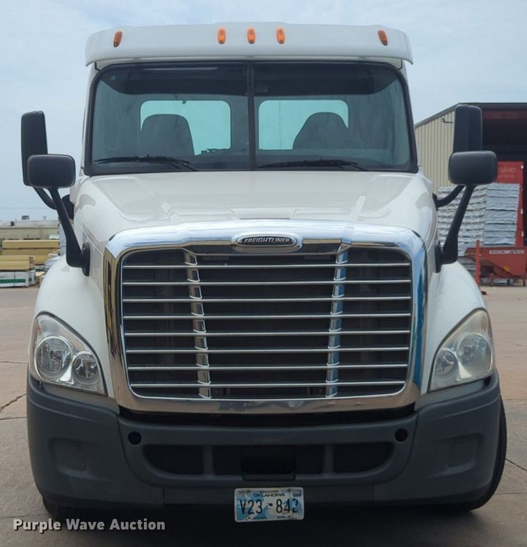 image for item NW9665 2012 Freightliner Cascadia semi truck