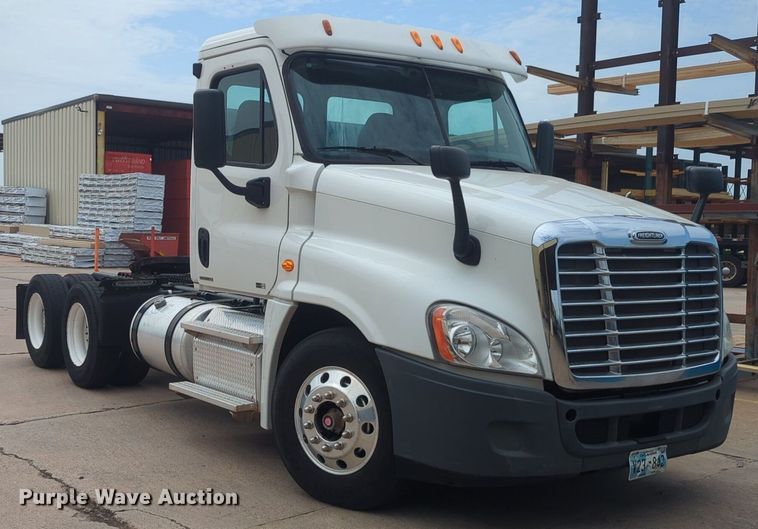 image for item NW9665 2012 Freightliner Cascadia semi truck