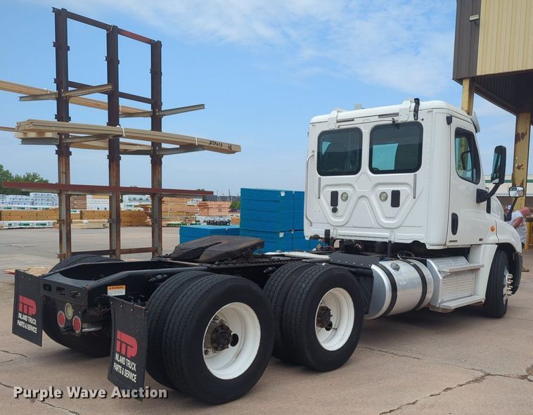 image for item NW9665 2012 Freightliner Cascadia semi truck