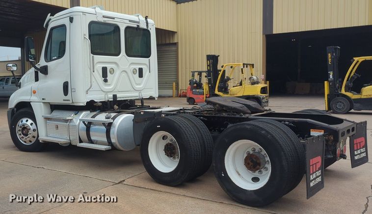 image for item NW9665 2012 Freightliner Cascadia semi truck