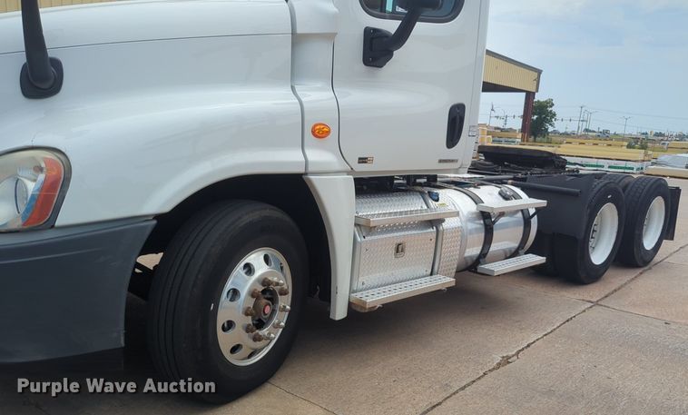 image for item NW9665 2012 Freightliner Cascadia semi truck